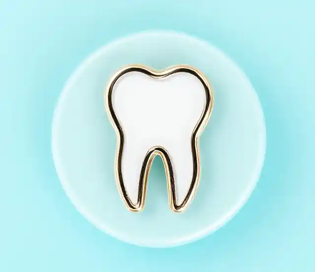 Сравнение культевой вкладки и штифта