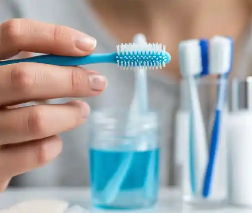Иллюстрация: зубная щётка и бактерии — важность замены